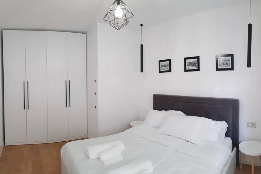 Lina - Tia, Lovely New Bazaar Apartment Tirana Exterior foto